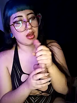 Snapshot of LarissaHell chatting on 05-27-26, 01:57 LarissaHell online show from 05-27-26, 01:57