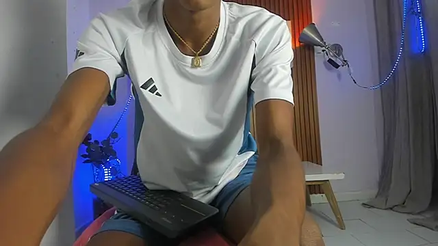 Snapshot of Afrowayuu chatting on 05-15-26, 05:55 Afrowayuu online show from 05-15-26, 05:55