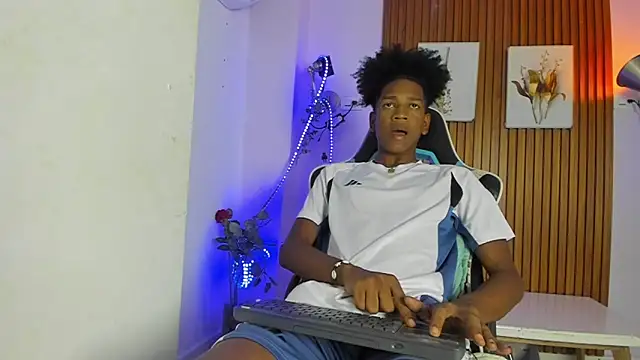 Snapshot of Afrowayuu chatting on 05-21-26, 05:43 Afrowayuu online show from 05-21-26, 05:43
