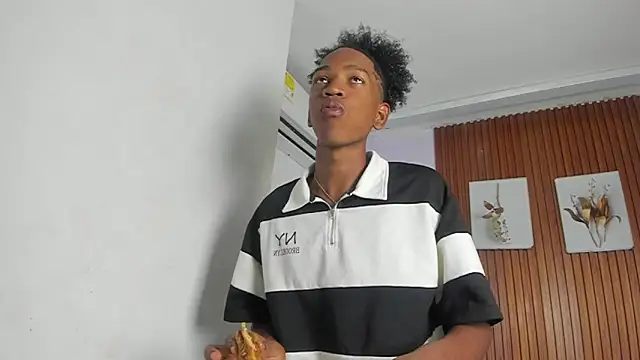 Snapshot of Afrowayuu chatting on 05-20-26, 05:32 Afrowayuu online show from 05-20-26, 05:32