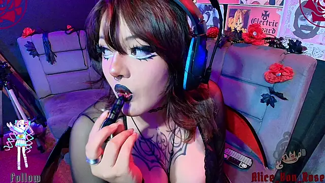 Snapshot of Alice_von_rose chatting on 06-27-26, 05:24 Alice von rose online show from 06-27-26, 05:24
