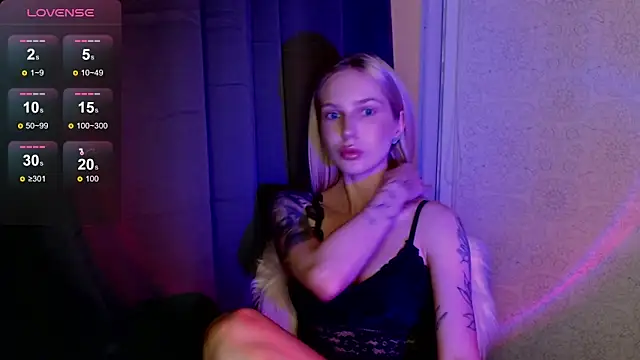 Snapshot of MichelleVelour chatting on 05-17-26, 05:13 MichelleVelour online show from 05-17-26, 05:13
