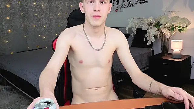 Snapshot of Tommy_CrashXXX chatting on 05-11-26, 04:04 Tommy CrashXXX online show from 05-11-26, 04:04
