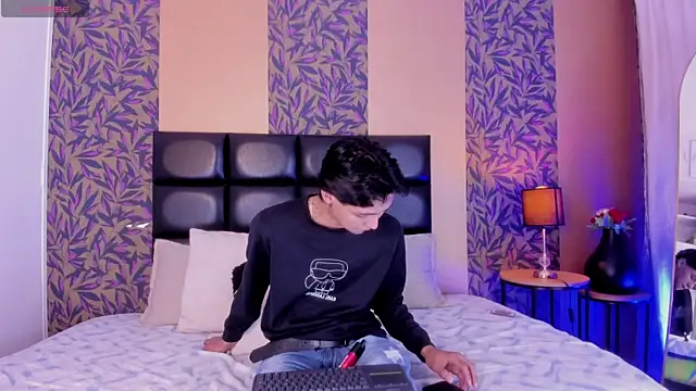 Snapshot of tian_sex chatting on 06-12-26, 10:40 tian sex online show from 06-12-26, 10:40