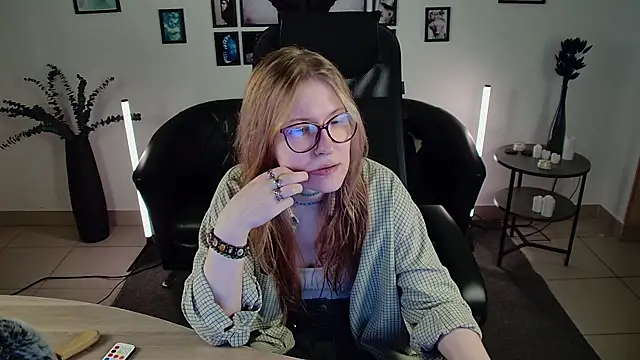 Snapshot of lanafitch chatting on 06-25-26, 01:27 lanafitch online show from 06-25-26, 01:27