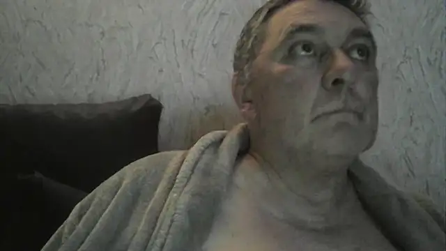 Snapshot of edje59a chatting on 11-20-25, 01:28 edje59a online show from 11-20-25, 01:28