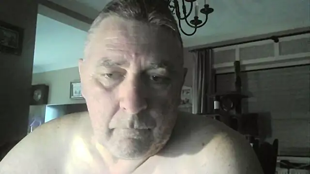 Snapshot of edje59a chatting on 10-09-25, 06:14 edje59a online show from 10-09-25, 06:14