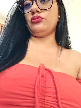 Snapshot of Amina--789 chatting on 06-10-26, 04:52 Amina--789 online show from 06-10-26, 04:52