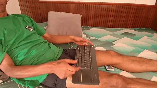 Snapshot of yayi_and_derek chatting on 06-08-26, 11:33 yayi and derek online show from 06-08-26, 11:33