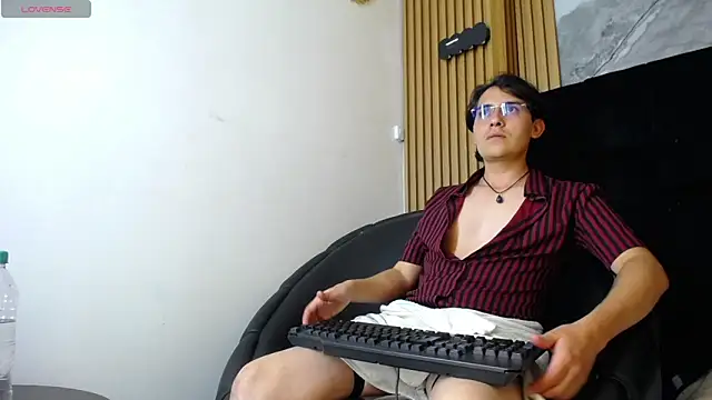 Snapshot of Axel_Montes chatting on 05-15-26, 03:15 Axel Montes online show from 05-15-26, 03:15