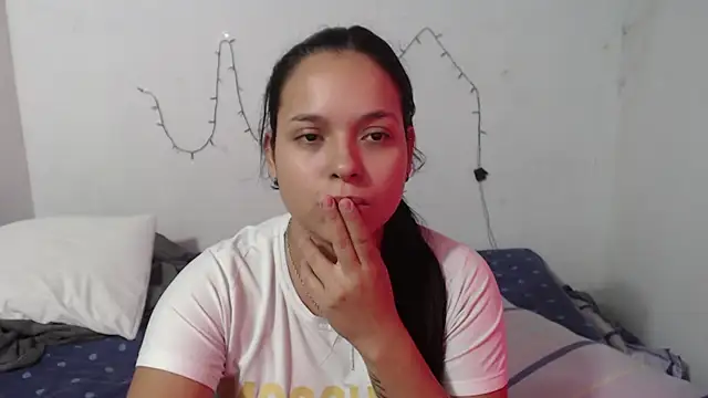 Snapshot of Adaraa_garcia03 chatting on 06-10-26, 02:18 Adaraa garcia03 online show from 06-10-26, 02:18