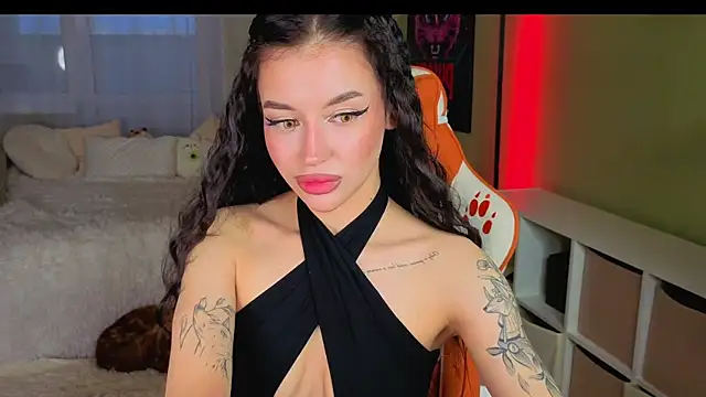 Snapshot of Regina_Amour chatting on 05-27-26, 06:48 Regina Amour online show from 05-27-26, 06:48