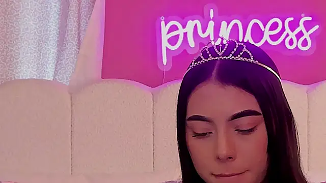 Snapshot of LeslieVenet chatting on 05-15-26, 05:00 LeslieVenet online show from 05-15-26, 05:00