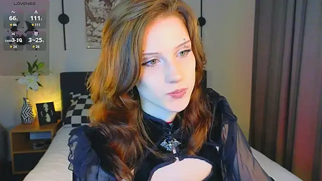 Snapshot of vampi_queen chatting on 05-29-26, 08:15 vampi queen online show from 05-29-26, 08:15