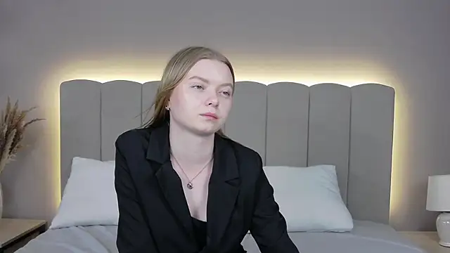 Snapshot of MadlenMelo chatting on 05-18-26, 10:09 MadlenMelo online show from 05-18-26, 10:09