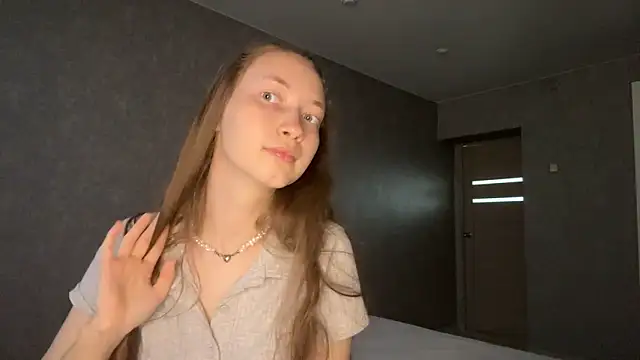 Snapshot of Emily_Mur_ chatting on 05-18-26, 07:02 Emily Mur online show from 05-18-26, 07:02