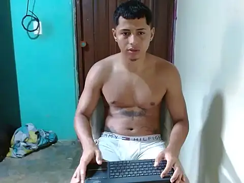 Snapshot of Lil_condor_baby chatting on 05-24-26, 04:18 Lil condor baby online show from 05-24-26, 04:18
