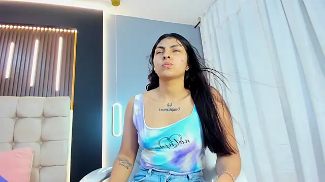 Snapshot of Amara_lune chatting on 05-29-26, 02:23 Amara lune online show from 05-29-26, 02:23