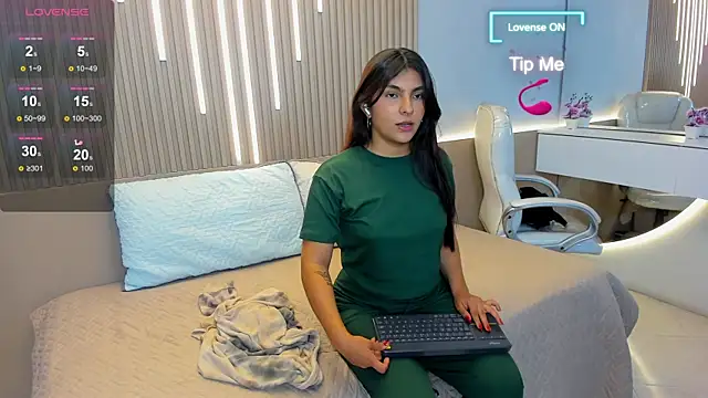 Snapshot of Amara_lune chatting on 07-14-26, 04:28 Amara lune online show from 07-14-26, 04:28