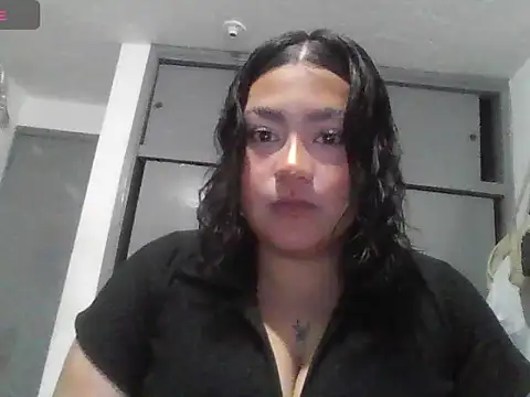 Snapshot of Alaia_moretti chatting on 05-30-26, 01:45 Alaia moretti online show from 05-30-26, 01:45