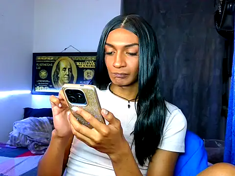 Snapshot of Alexxasexy chatting on 05-19-26, 01:56 Alexxasexy online show from 05-19-26, 01:56