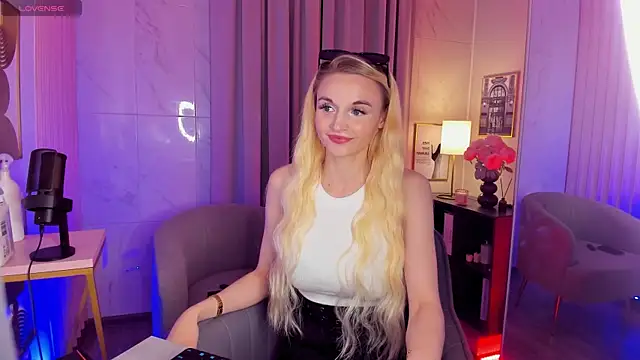 Snapshot of Mila__Lux chatting on 05-25-26, 08:29 Mila Lux online show from 05-25-26, 08:29