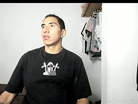 Snapshot of aquiles04 chatting on 05-23-26, 02:32 aquiles04 online show from 05-23-26, 02:32