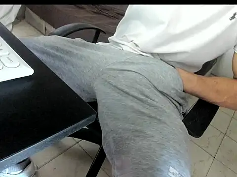 Snapshot of aquiles04 chatting on 06-26-26, 03:18 aquiles04 online show from 06-26-26, 03:18