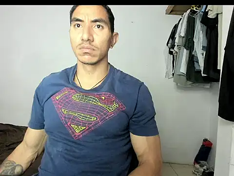 Snapshot of aquiles04 chatting on 05-29-26, 01:39 aquiles04 online show from 05-29-26, 01:39