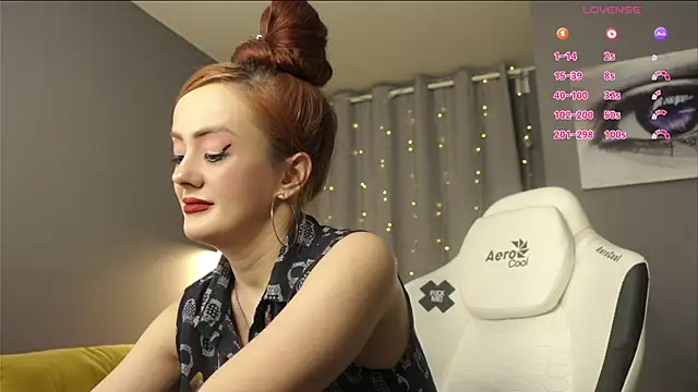 Snapshot of Megany chatting on 10-15-25, 12:31 Megany online show from 10-15-25, 12:31