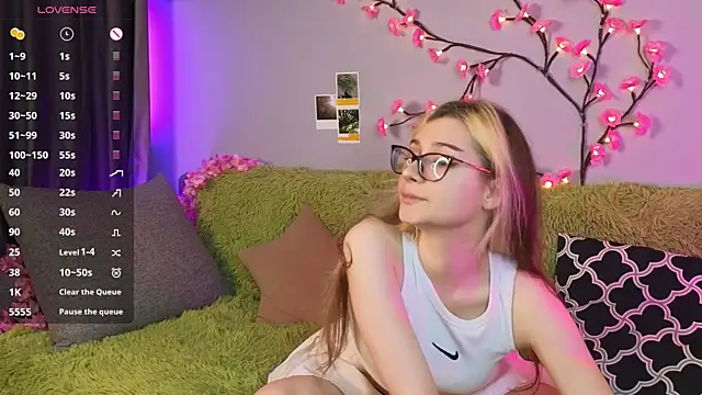 Snapshot of HellyCherry chatting on 05-19-26, 07:54 HellyCherry online show from 05-19-26, 07:54