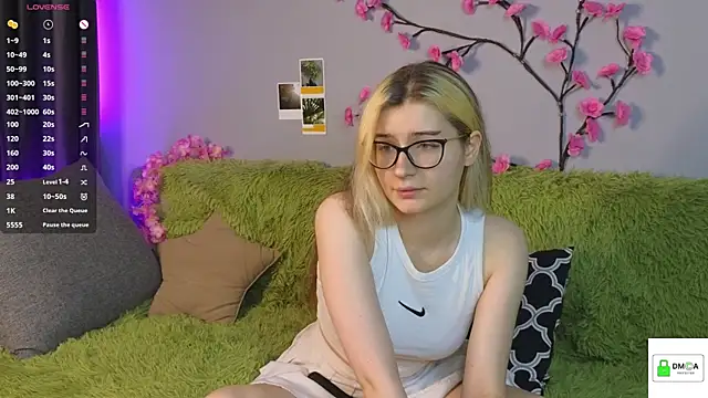 Snapshot of HellyCherry chatting on 05-22-26, 07:34 HellyCherry online show from 05-22-26, 07:34