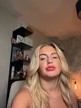 Snapshot of CharlottemilfUKx chatting on 05-28-26, 11:10 CharlottemilfUKx online show from 05-28-26, 11:10
