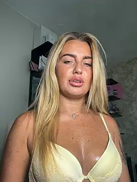 Snapshot of CharlottemilfUKx chatting on 05-30-26, 06:13 CharlottemilfUKx online show from 05-30-26, 06:13