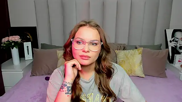 Snapshot of KattyWests chatting on 07-15-26, 01:34 KattyWests online show from 07-15-26, 01:34