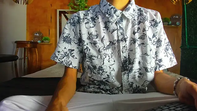 Snapshot of leonix_love chatting on 06-24-26, 12:48 leonix love online show from 06-24-26, 12:48