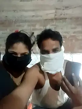 Snapshot of Hindicouple1 chatting on 05-17-26, 04:29 Hindicouple1 online show from 05-17-26, 04:29