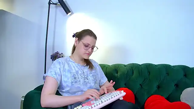 Snapshot of AlexaAvery chatting on 06-13-26, 06:55 AlexaAvery online show from 06-13-26, 06:55