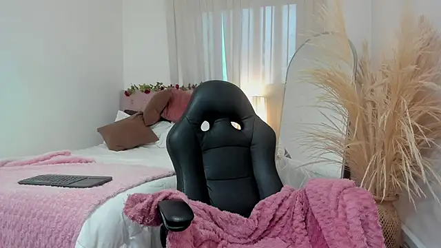 Snapshot of Charlotte_pleasure chatting on 06-11-26, 10:45 Charlotte pleasure online show from 06-11-26, 10:45