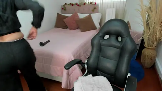 Snapshot of Charlotte_pleasure chatting on 05-18-26, 11:26 Charlotte pleasure online show from 05-18-26, 11:26