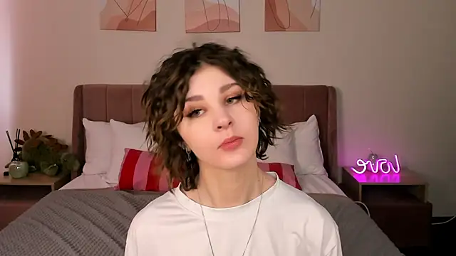 Snapshot of Kira__Fluffy chatting on 05-18-26, 05:45 Kira Fluffy online show from 05-18-26, 05:45