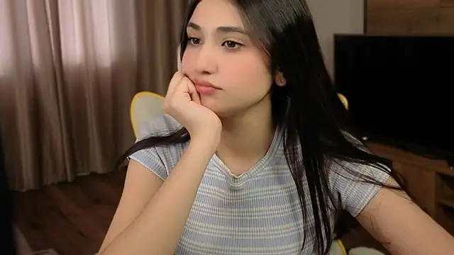 Snapshot of honeylanaa chatting on 05-15-26, 04:32 honeylanaa online show from 05-15-26, 04:32