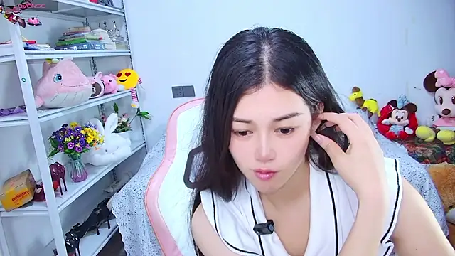 Snapshot of QinQin-888 chatting on 06-15-26, 11:10 QinQin-888 online show from 06-15-26, 11:10