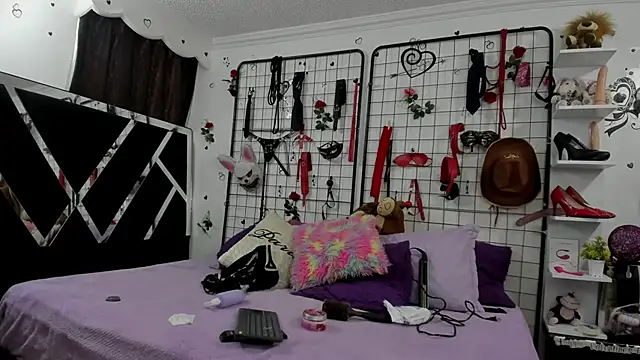 Snapshot of royal_Temptationn chatting on 05-18-26, 01:27 royal Temptationn online show from 05-18-26, 01:27