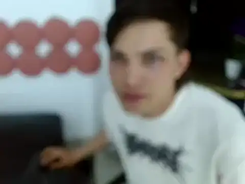 Snapshot of MaxxLouis chatting on 05-23-26, 12:04 MaxxLouis online show from 05-23-26, 12:04