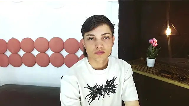 Snapshot of MaxxLouis chatting on 05-25-26, 01:43 MaxxLouis online show from 05-25-26, 01:43
