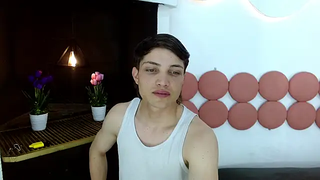 Snapshot of MaxxLouis chatting on 05-28-26, 07:20 MaxxLouis online show from 05-28-26, 07:20