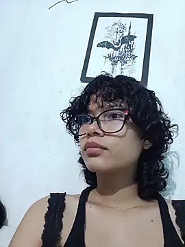 Snapshot of MakiAndMax chatting on 05-27-26, 04:58 MakiAndMax online show from 05-27-26, 04:58