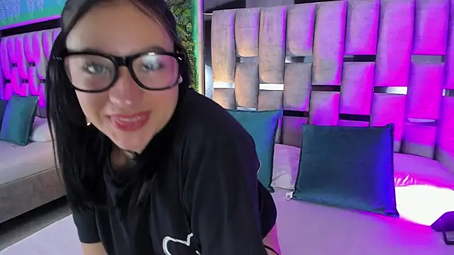 Snapshot of Emilye_rousee chatting on 05-28-26, 11:49 Emilye rousee online show from 05-28-26, 11:49