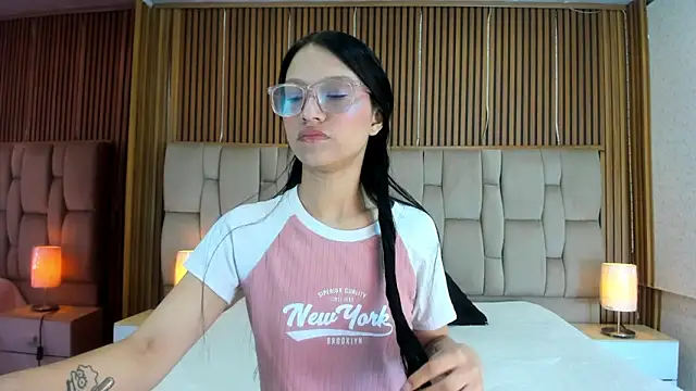 Snapshot of SophiieCalloway1 chatting on 05-23-26, 01:32 SophiieCalloway1 online show from 05-23-26, 01:32